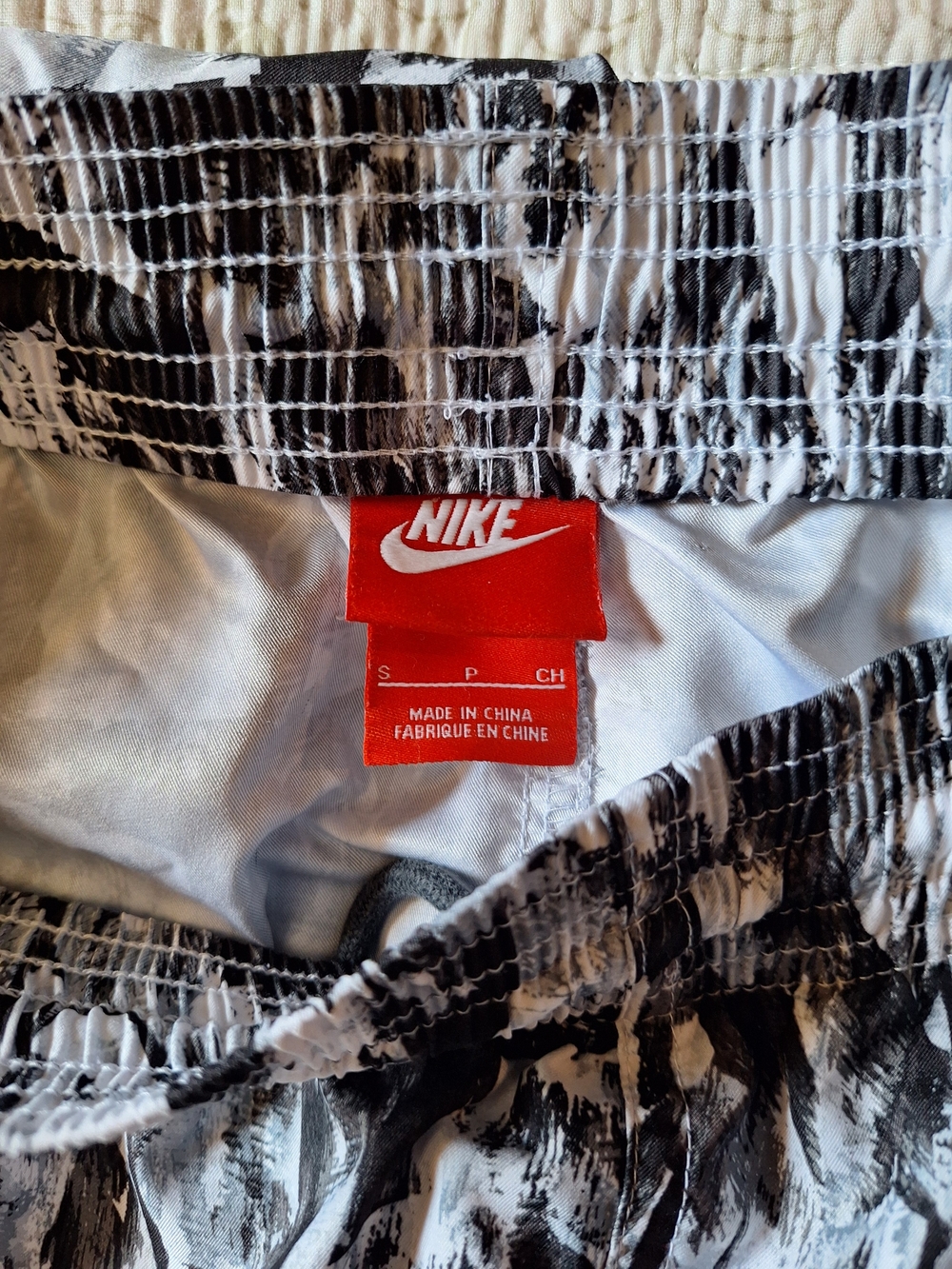 Womens Nike Black & White Graphic Mish Mash Athletic Jogger Pants Size Small